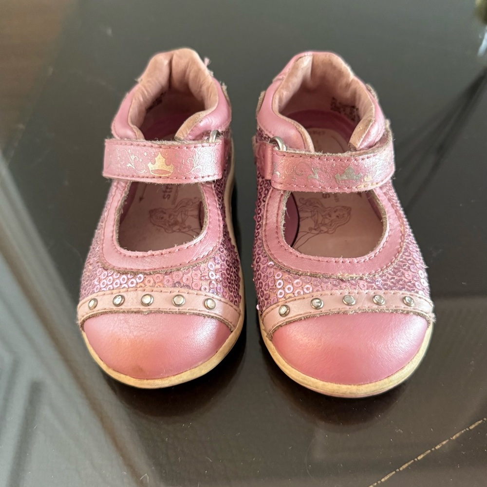 Sparkly Pink Stride Rite  Mary Jane sneaker size 4.5 
Gently worn, adorable!